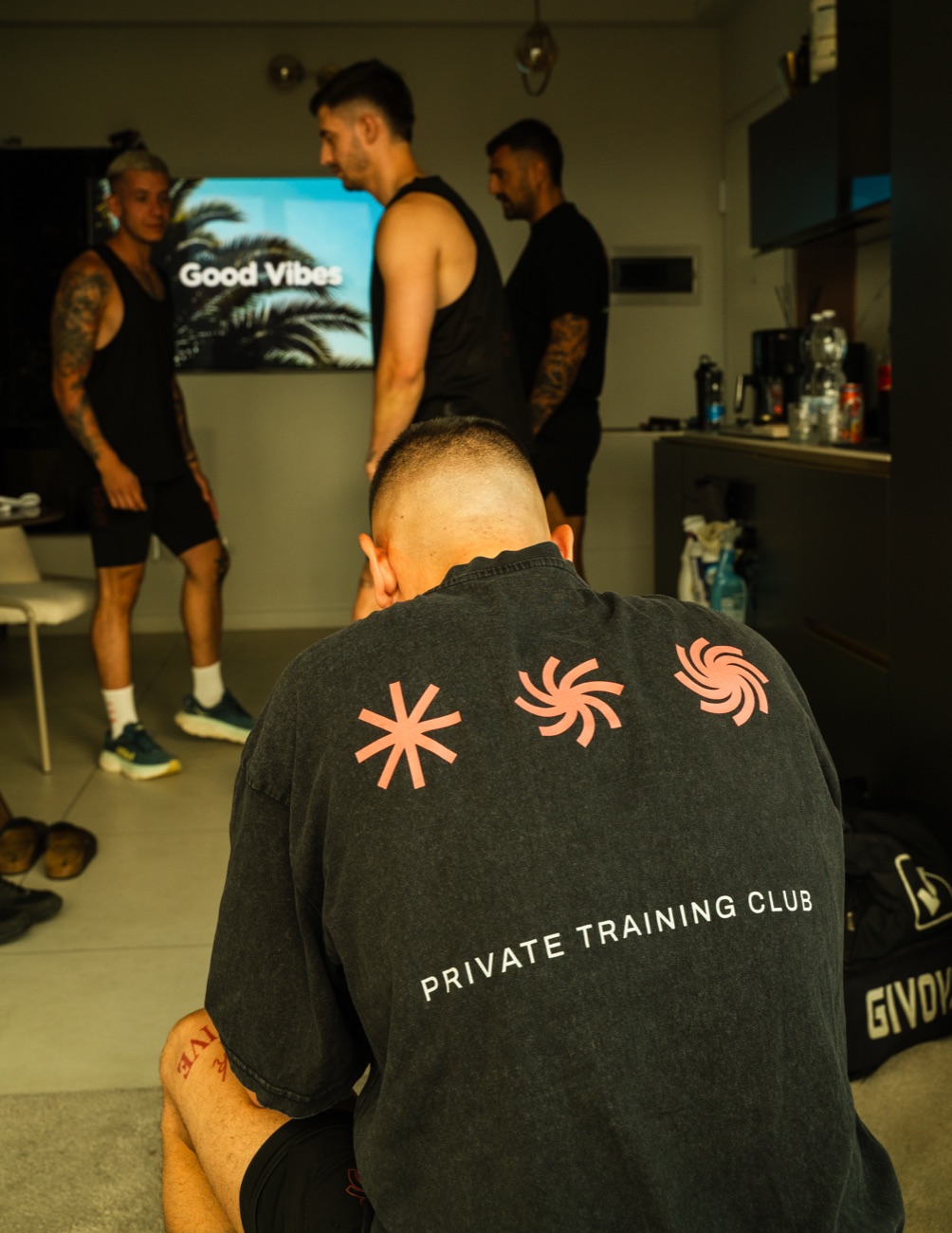 Un ragazzo con la t-shirt GMC Private Training Club